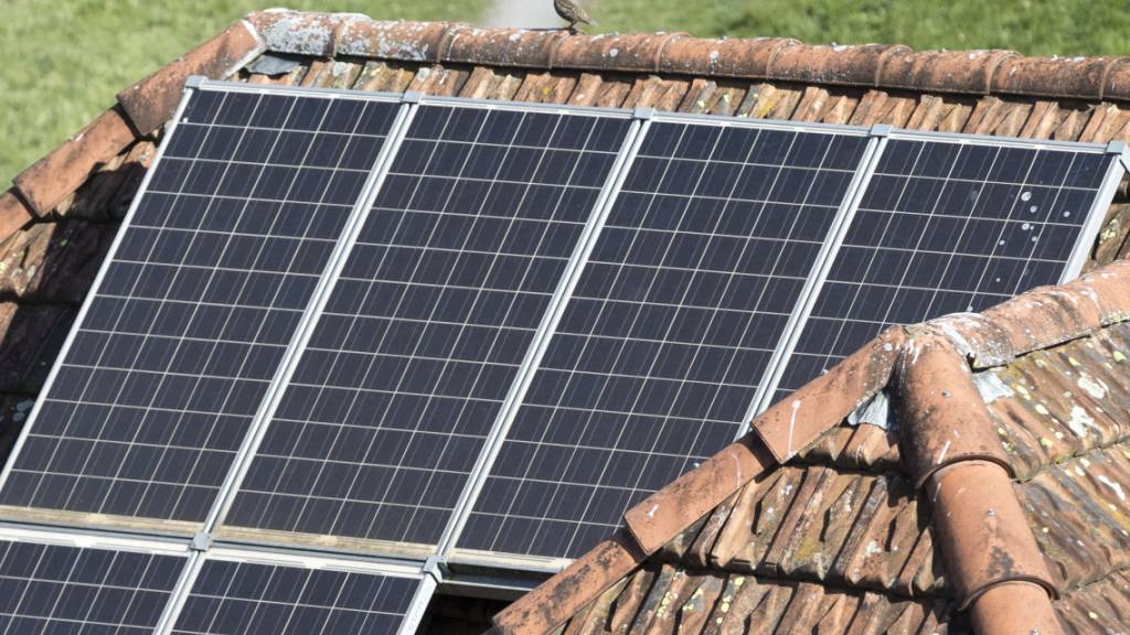 Wer den auf dem eigenen Hausdach produzierten Solarstrom ins Netz eines Elektrizitätswerk einspeist, muss die Einnahmen versteuern. Das Elektrizitätswerk muss im Aargau die Angaben für die Steuererklärung künftig einmal pro Jahr kostenlos liefern. (Symbolbild)