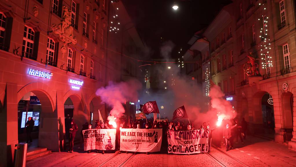 Linksextreme demonstrierten am Silvesterabend in der Bernern Innenstadt gegen Staatsgewalt. Dabei zündeten einzelne Teilnehmer Pyrofakeln und Feuerwerk.