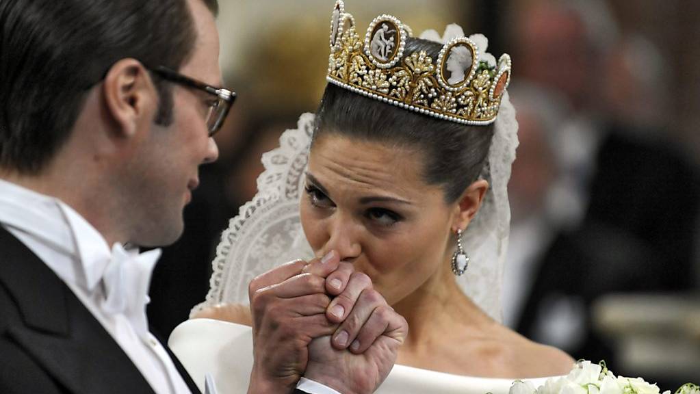 ARCHIV - Die Braut, die schwedische Kronprinzessin Victoria, küsst die Hand ihres Bräutigams, Daniel Westling, während der Hochzeitszeremonie in der Storkyrkan-Kathedrale. Foto: Janerik Henriksson/SCANPIX SWEDEN/dpa