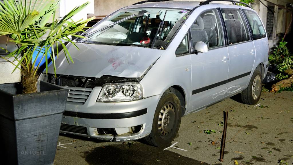 Schwerer Unfall: In Niederlenz wird eine Frau angefahren, das Auto rollt weiter in ein Haus