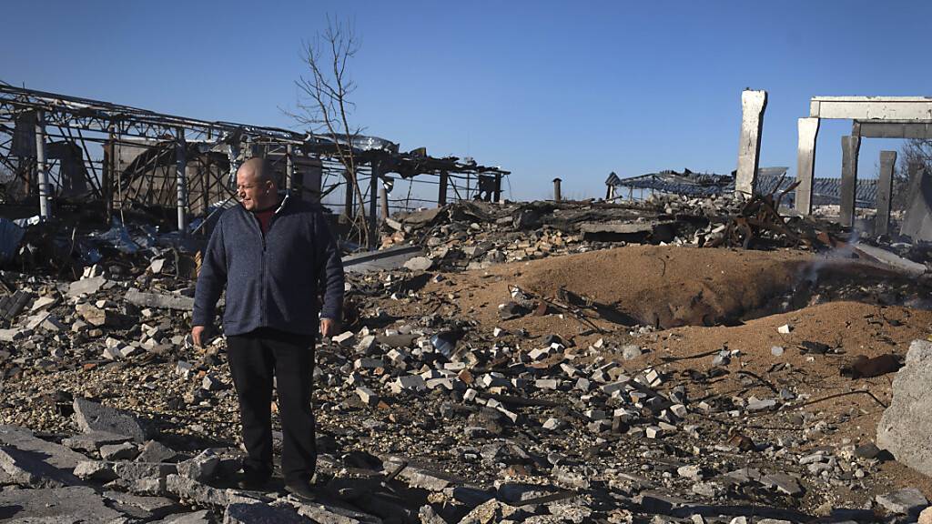 Ein Bauer betrachtet die Ruinen seines Hofes im Gebiet Cherson nach einem russischen Raketenangriff. Foto: Efrem Lukatsky/AP/dpa
