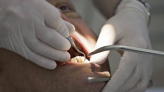 Bieler Zahntechniker operierte als Zahnarzt – Verteidiger fordert Freispruch