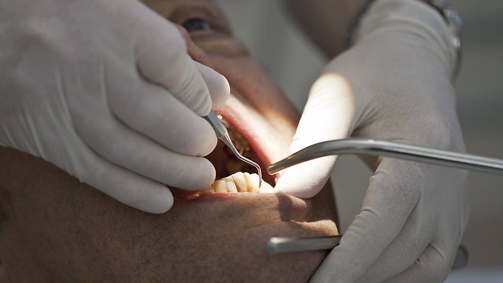 Der Bieler Zahntechniker hat bereits zahnmedizinische Behandlungen durchgeführt. Diese sind aber Zahnärztinnen und -ärzten vorbehalten.