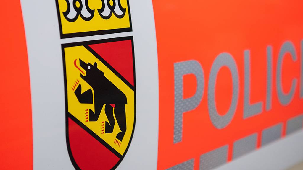 Die Berner Kantonspolizei sucht Zeugen, um herauszufinden, wieso ein 76-Jähriger Motorradfahrer gestürzt ist. (Archivbild)