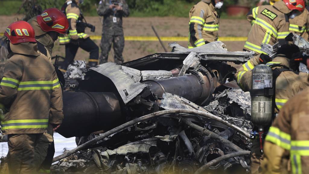 dpatopbilder - Südkoreanische Feuerwehrleute und Militärs arbeiten am Absturzort eines südkoreanischen Marineflugzeugs. In Südkorea ist ein Patrouillenflugzeug der Marine mit vier Menschen an Bord abgestürzt. Foto: Lee Mu-yeul/Newsis/AP/dpa