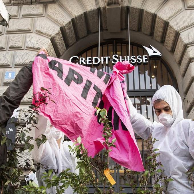Polizei räumt besetzte Eingänge von Banken in Zürich und Basel