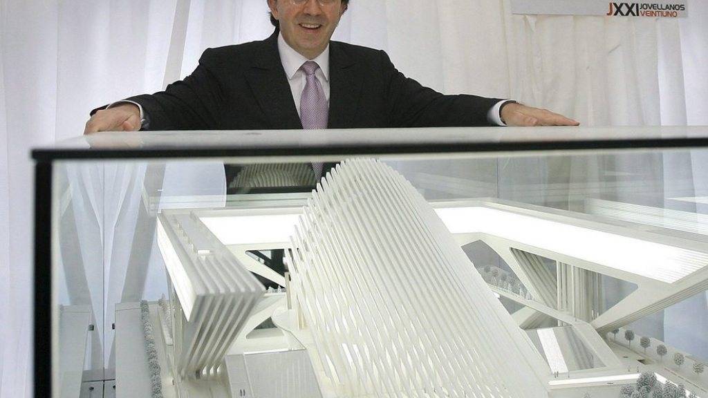 Santiago Calatrava 2006 mit seinem Modell des Kongresspalasts von Oviedo. Wegen Planungsmängeln muss er jetzt fast drei Millionen Euro Schadenersatz bezahlen. (Archivbild)