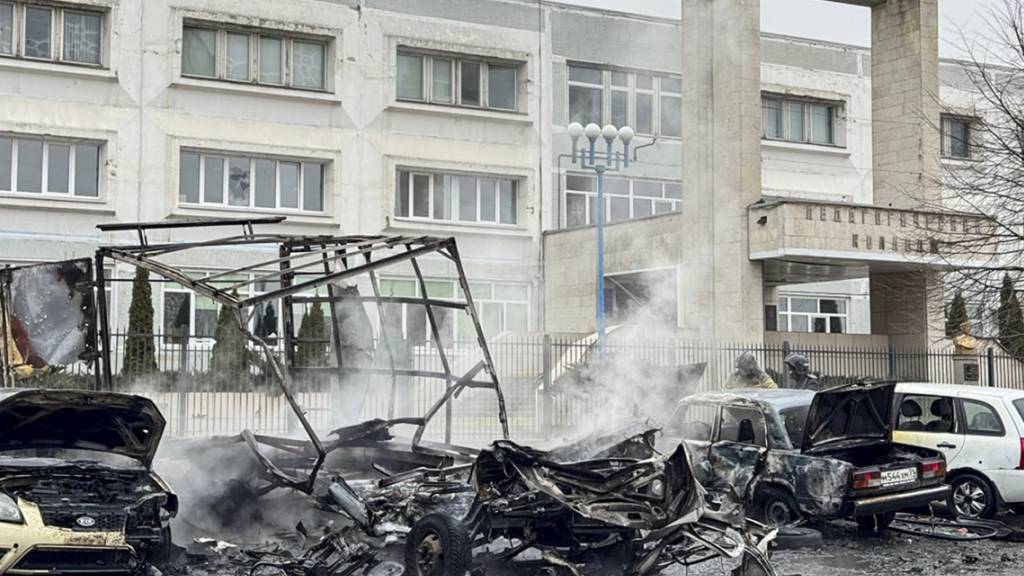 HANDOUT - Zerstörte und verbrannte Autos qualmen nach einem Beschuss. Auch am zweiten Tag der viel kritisierten russischen Präsidentenwahl hat die Grenzregion Belgorod Beschuss gemeldet. Das russische Verteidigungsministerium teilte mit, dass angeblich acht Raketen im Anflug abgeschossen worden seien. Unabhängig konnten die Angaben nicht überprüft werden. Foto: Vyacheslav Gladkov's/telegram/Belgorod region governor Vyaches/AP/dpa - ACHTUNG: Nur zur redaktionellen Verwendung und nur mit vollständiger Nennung des vorstehenden Credits