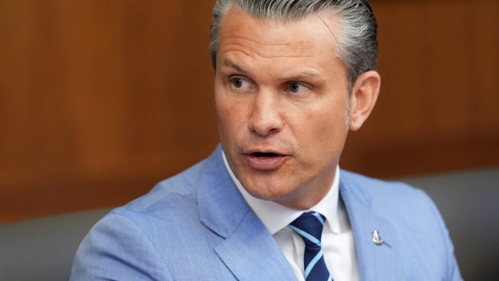 US-Verteidigungsminister Pete Hegseth spricht während einer Kabinettssitzung. Foto: Jacquelyn Martin/AP/dpa