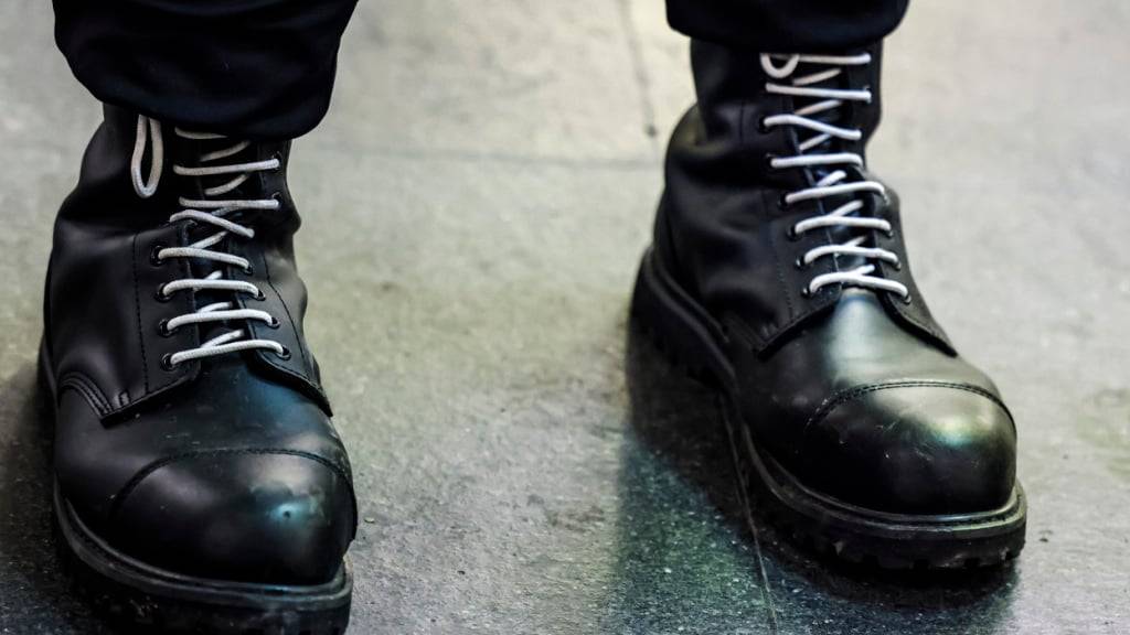 ARCHIV - Ein Teilnehmer einer rechtsextremen Kundgebung trägt schwarze Springerstiefel mit weißen Schnürriemen, einem weit verbreitetem Symbol der rechten Szene. Foto: Christoph Reichwein/dpa