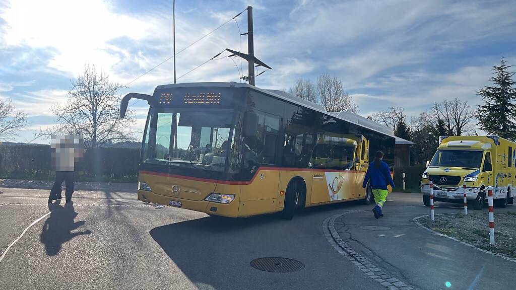Ein Velofahrer ist am Samstagabend in Jonschwil SG von einem Postauto erfasst und verletzt worden.