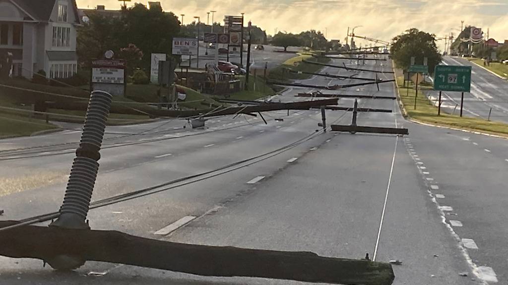 Umgefallene Strommasten liegen nach starken Stürmen in den USA auf der Straße. Foto: Baltimore Sun Staff/The Baltimore Sun/AP/dpa