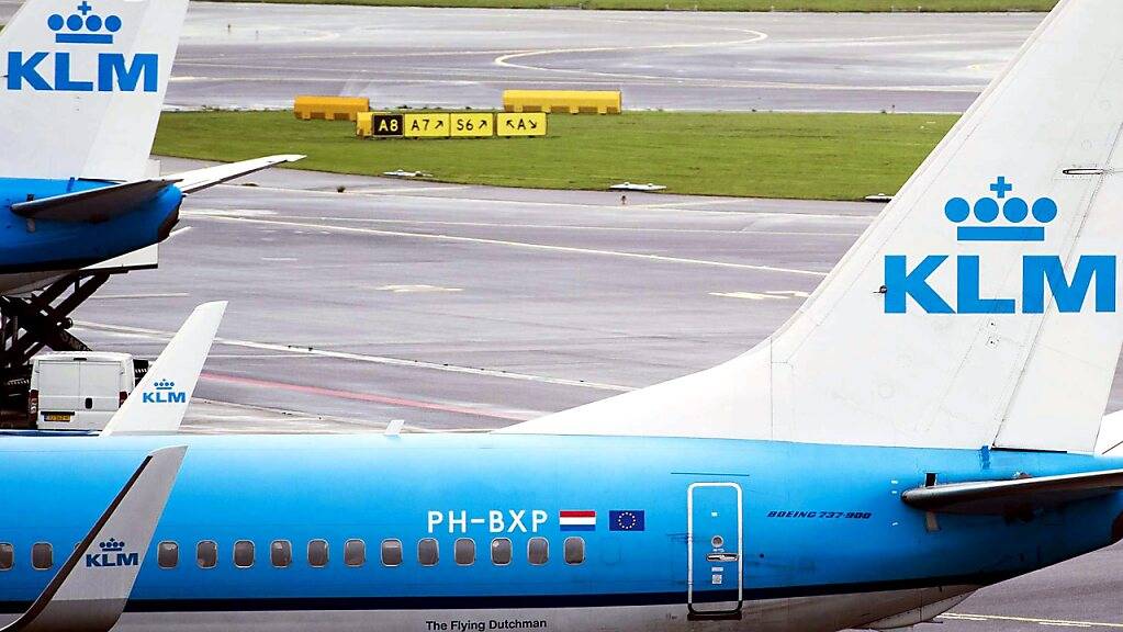 Die niederländische Fluggesellschaft KLM wird wegen der Corona-Krise weitere 800 bis 1000 Stellen streichen. (Archivbild)