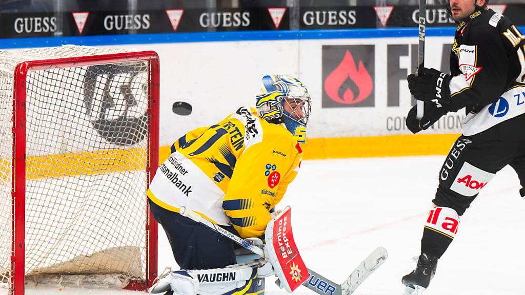 Davoser Tor unter Beschuss: HCD-Goalie Luca Hollenstein wehrt sich gegen Luganos Stürmer Marco Müller