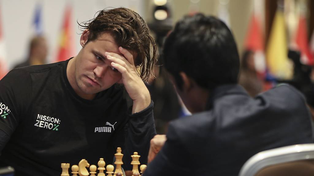 Der Norweger Magnus Carlsen (mit Blick nach vorne) im Weltcup-Final gegen den erst 18-jährigen Inder Rameshbabu Praggnanandhaa. Über drei Tage setzte sich Carlsen 2,5:1,5 durch. Wieder Weltmeister werden will Carlsen allerdings nicht