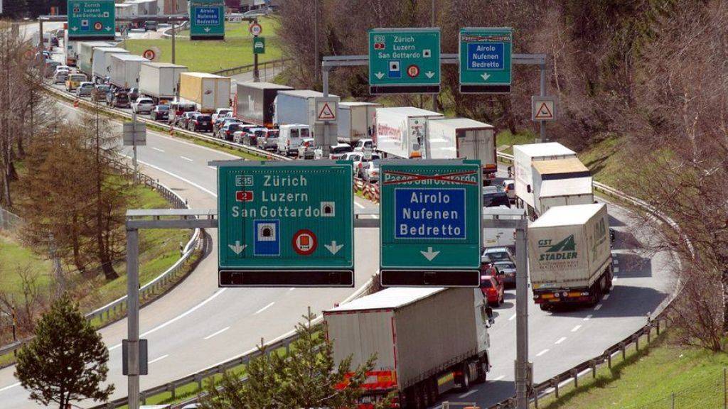 Nach dem tödlichen Unfall vor der Gotthard-Südrampe stauten sich die Autos und Lastwagen auf der A2 bis Biasca TI. (Archivbild)