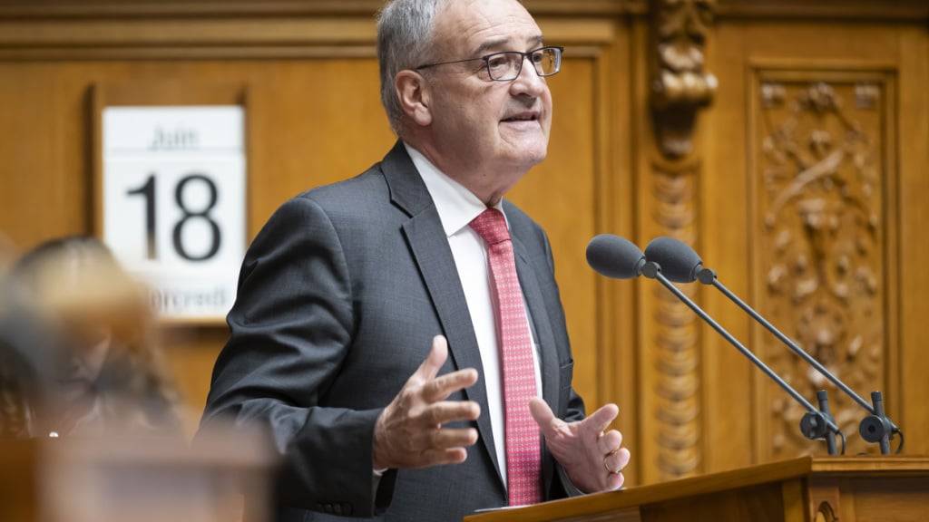 Wirtschaftsminister Guy Parmelin will nach der vom Parlament beschlossenen Verlängerung der Kurzarbeitsentschädigung für Unternehmen handeln und die entsprechende Verordnung rasch anpassen. (Archivbild)