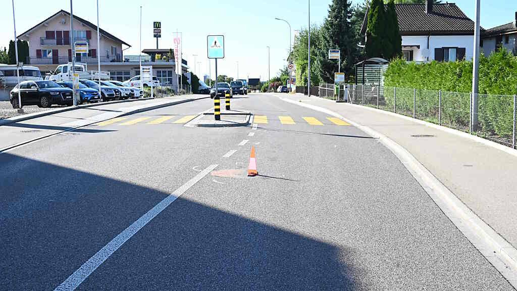 Der 17-jährige Motorradfahrer konnte nicht mehr rechtzeitig abbremsen, als ein Lieferwagen vor ihm an diesem Fussgängerstreifen in Wil SG angehalten hatte.