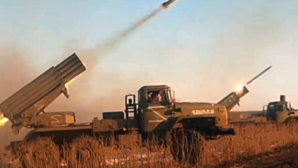 HANDOUT - Auf diesem vom Pressedienst des russischen Verteidigungsministeriums zur Verfügung gestellten Videobild feuern russische «Grad»-Mehrzweckraketenwerfer mit Selbstantrieb auf ukrainische Stellungen in der Nähe von Kostjantyniwka in der Region Donezk, Ukraine. Foto: Uncredited/Russian Defense Ministry Press Service via AP/dpa - ACHTUNG: Nur zur redaktionellen Verwendung und nur mit vollständiger Nennung des vorstehenden Credits