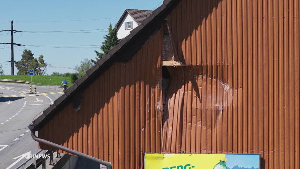 Unfall in Altdorf: Auto hebt ab und kracht in Stall