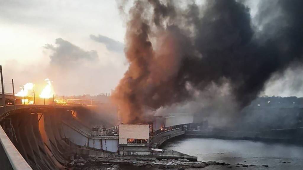 dpatopbilder - HANDOUT - Rauch und Feuer steigen über dem Dnipro-Wasserkraftwerk auf. Foto: Uncredited/Telegram Channel of Ukraine's Prime Minister Denys Shmyhal/AP/dpa - ACHTUNG: Nur zur redaktionellen Verwendung und nur mit vollständiger Nennung des vorstehenden Credits