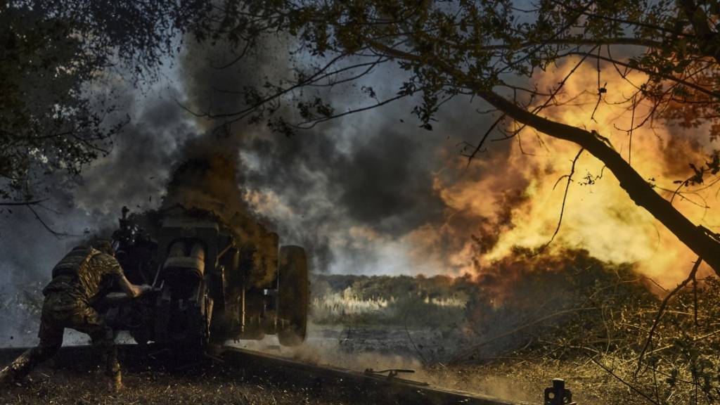 Ein ukrainischer Polizist einer Spezialeinheit feuert eine Kanone auf russische Stellungen an der Frontlinie in der Nähe von Kreminna. Foto: LIBKOS/AP/dpa