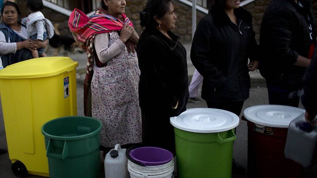 Anstehen für Wasser: In Bolivien dauert die Dürre an - Staatschef Morales betet unterdessen für Regen. (Archivbild)