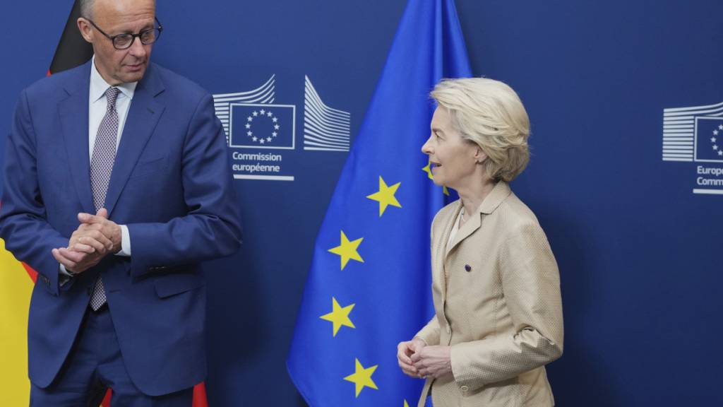 ARCHIV - Der deutsche Bundeskanzler Friedrich Merz (l) und die Präsidentin der Europäischen Kommission, Ursula von der Leyen, gehen vor einem Treffen am EU-Hauptsitz. Foto: Virginia Mayo/AP/dpa