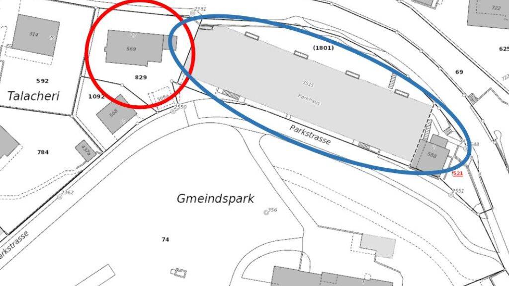 Das rot markierte Grundstück geht auf Anfang November in das Eigentum der Gemeinde über, das blau markierte Grundstück will die Gemeinde ebenfalls kaufen.