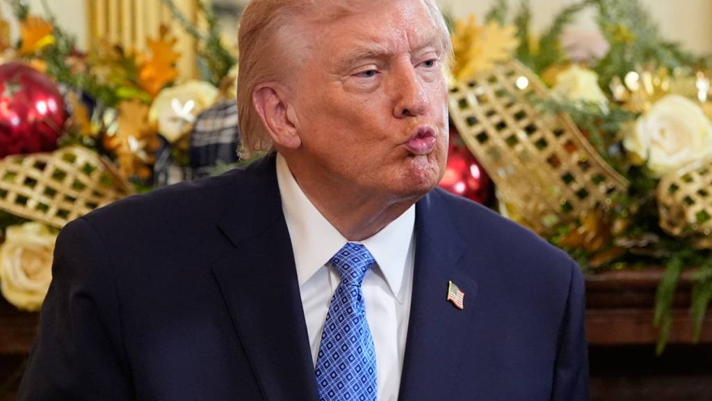 dpatopbilder - US-Präsident Donald Trump haucht einen Kuss während eines Chanukka-Empfangs im East Room des Weißen Hauses in Washington. Foto: Alex Brandon/AP/dpa