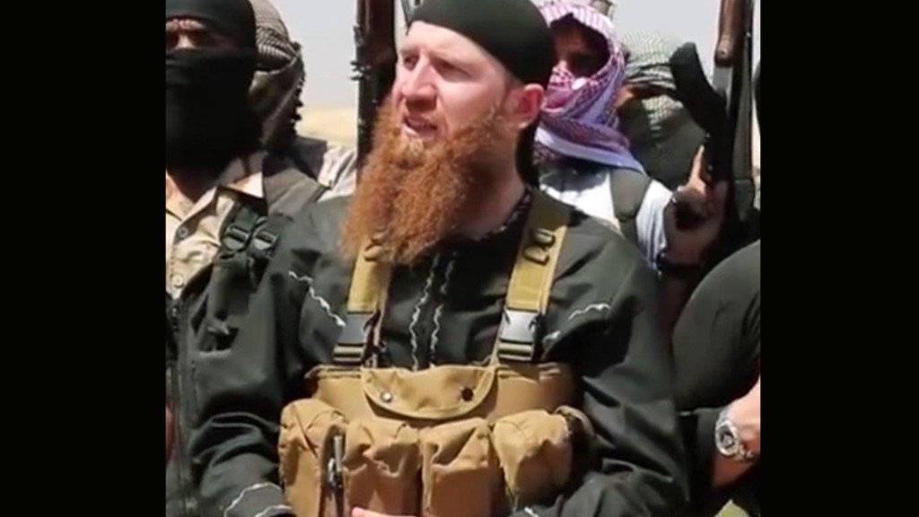Aufnahme des IS-Militärchefs aus einem Video: Die Terrororganisation IS bestätigte, dass Omar al-Schischani tot ist. Die USA gaben im März an, ihn bei einem Luftangriff getötet zu haben. (Archivbild)
