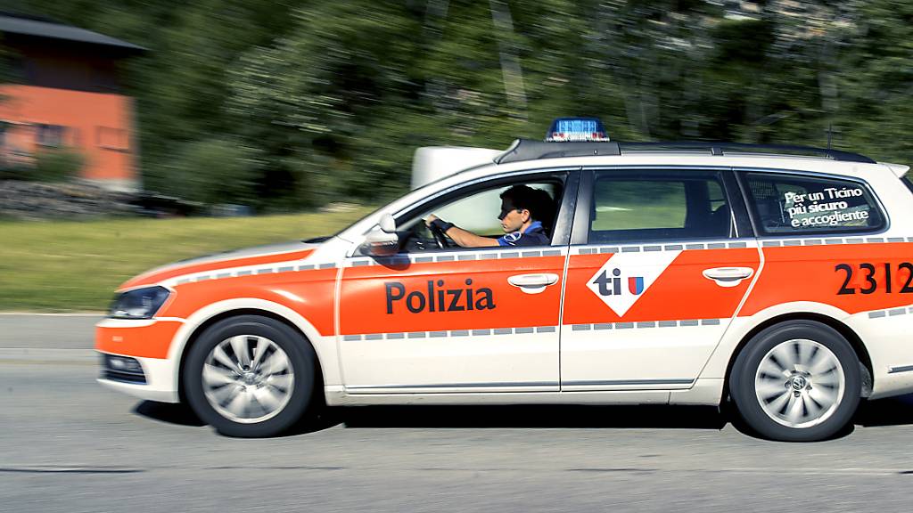 Die Kantonspolizei Tessin rückte nach einem Hinweis der Alarmzentrale zu einem Unfall im Gebiet von Colla nahe Lugano aus. Sie konnte nur noch den Tod eines Autofahrers feststellen, der in einem unwegsamen Gelände verunfallt war. (Archivbild)