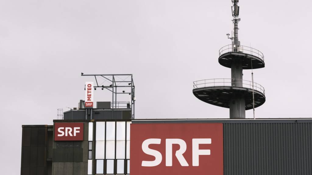 Die SRG - hier der Bau des Schweizer Radios und Fernsehens SRF in Zürich - schliesst 2025 mit einen leichten Minus ab. (Archivbild)