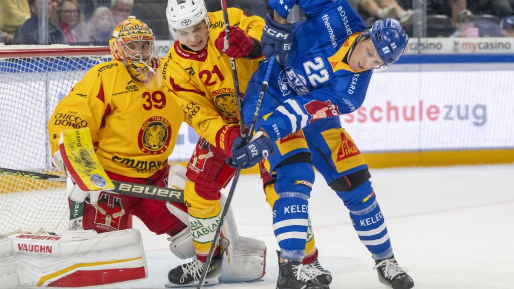 Nando Eggenberger (vorne in blau) spielt ab nächster Saison nicht mehr gegen die sondern mit den SCL Tigers