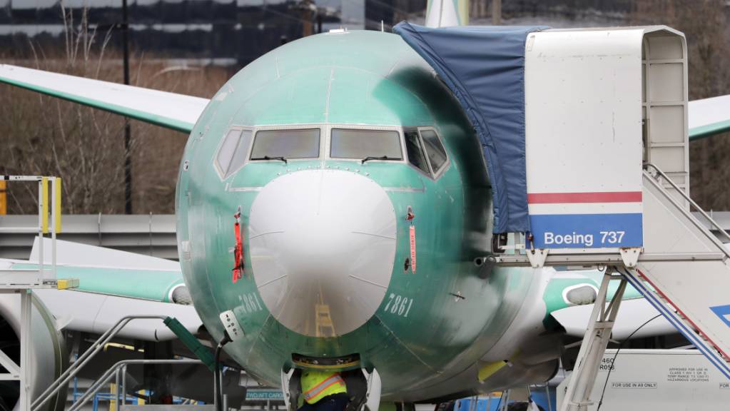 Der Boeing-Konzern will amerikanischen Behörden offenbar schon bald seine überarbeitete Flugzeugserie 737 Max während eines Fluges präsentieren. (Archivbild)