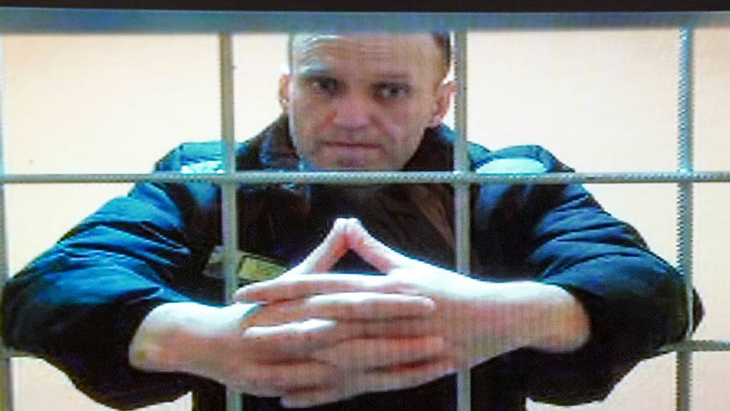 ARCHIV - Alexej Nawalny, russischer Oppositionspolitiker, wird in einem Gerichtssaal des Moskauer Stadtgerichts per Videoverbindung aus seiner Gefängniskolonie zu einer Anhörung zugeschaltet und ist auf einem Bildschirm zu sehen. Foto: Alexander Zemlianichenko/AP/dpa