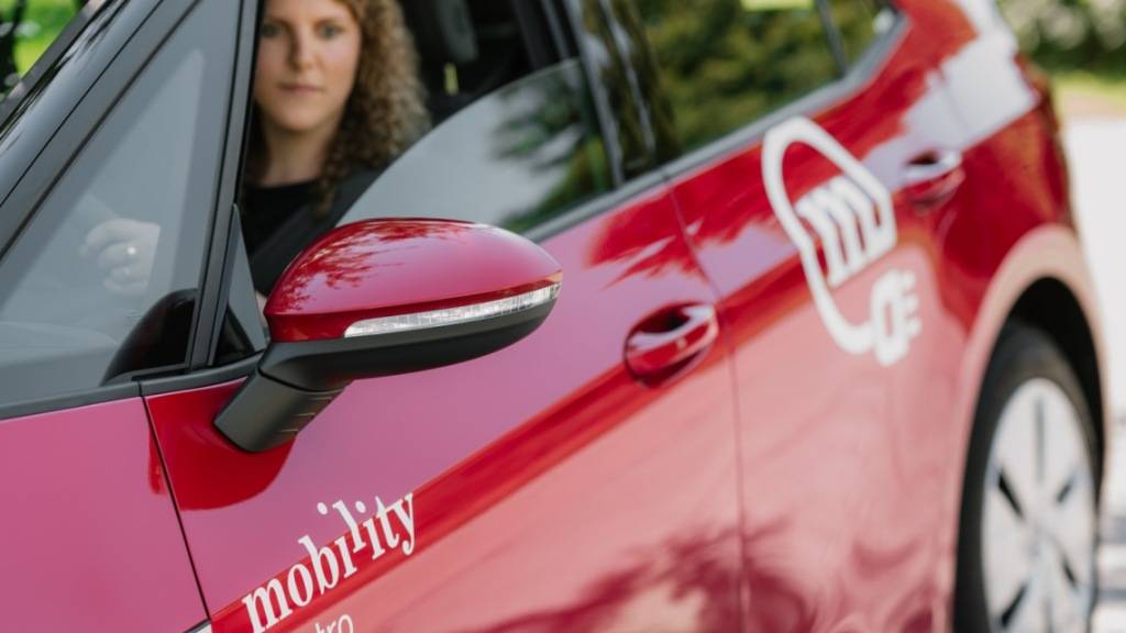 Bei der Mobility sind inzwischen sind rund 17% der 3'000 roten Autos elektrisch unterwegs. (Archivbild)