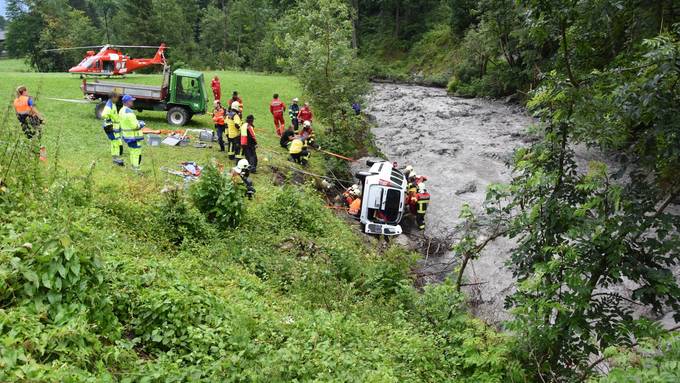 Auto rollt in reissende Seez