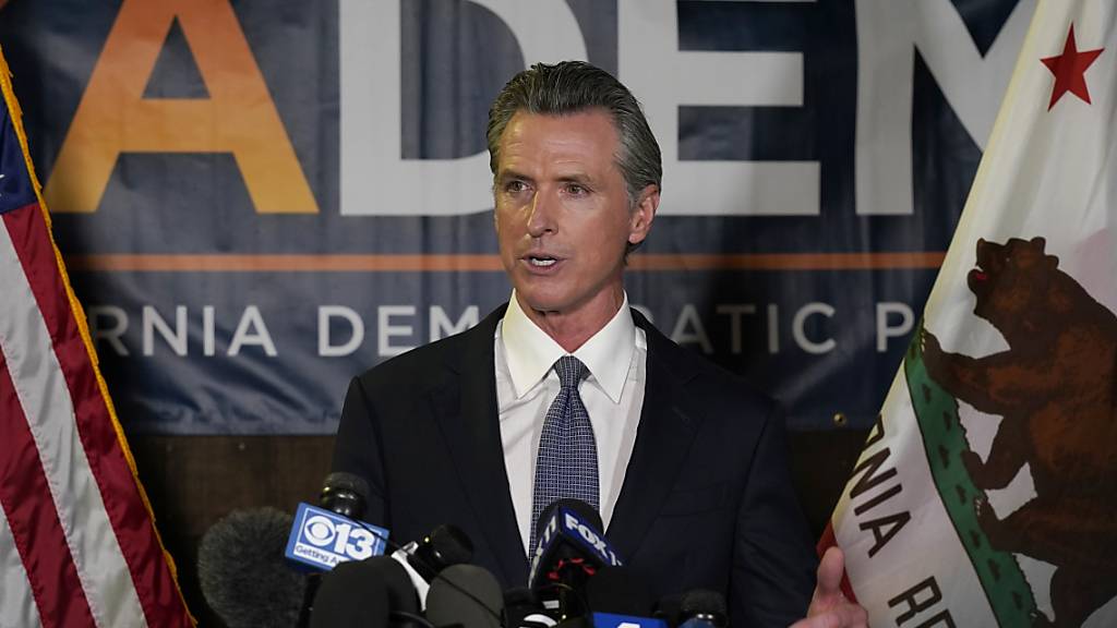 Der kalifornische Gouverneur Gavin Newsom hat Prognosen zufolge erfolgreich den Versuch seiner republikanischen Gegner abgewehrt, ihn vorzeitig aus dem Amt zu drängen. Foto: Rich Pedroncelli/AP/dpa