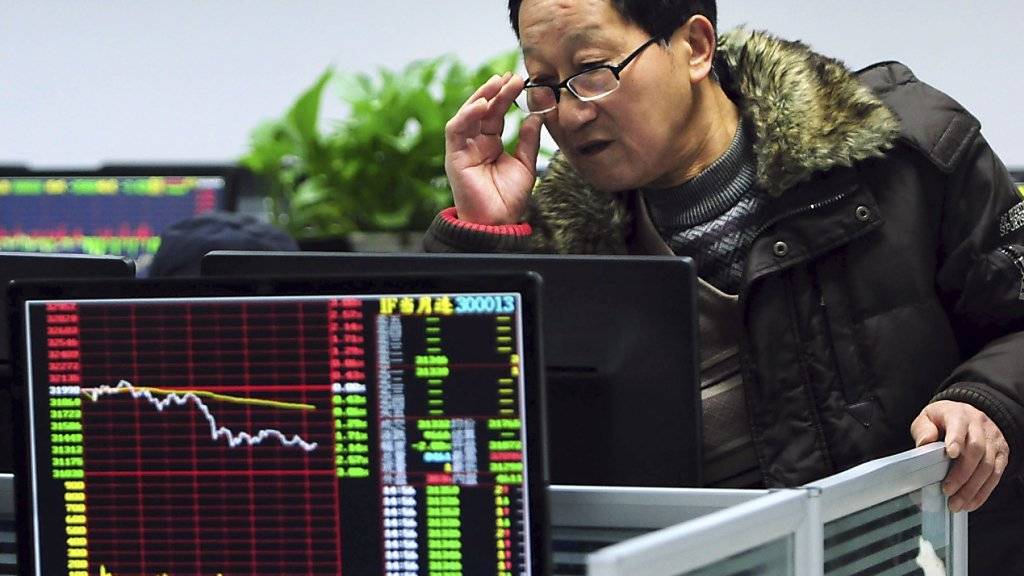 Wo bloss bleibt das Wachstum der Volkswirtschaft: Chinesischer Investor schaut sich Börsenkurse an. (Symbolbild)