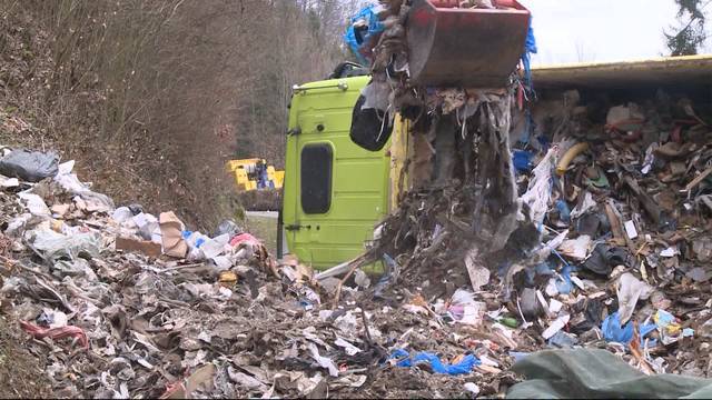 Gekippter Muldenkipper verursacht Riesensauerei