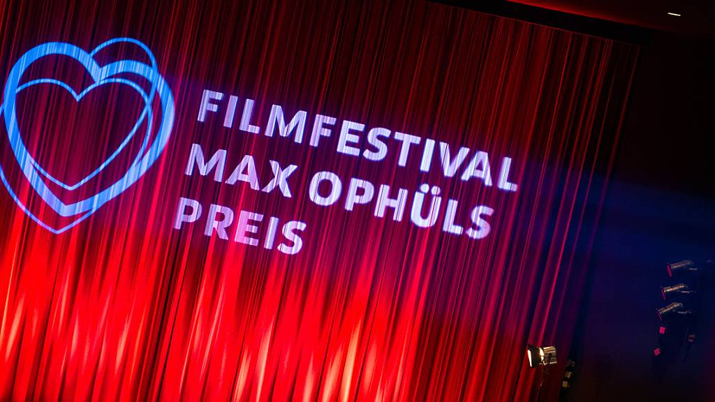 ARCHIV - Das Logo des Filmfestivals Max Ophüls Preis wird vor dem Eröffnungsfilm 2023 auf einen Kinovorhand projiziert. Foto: Oliver Dietze/dpa