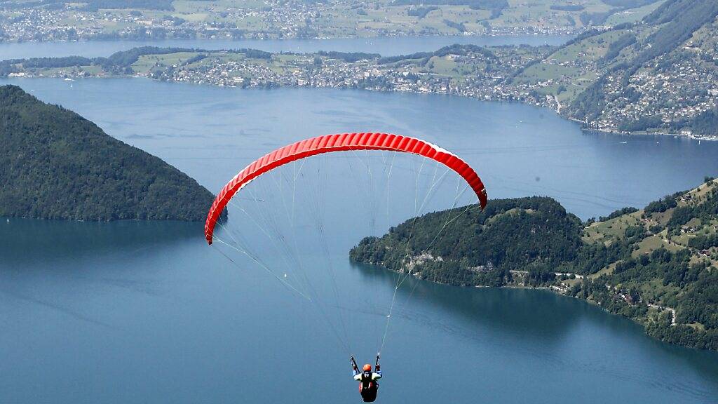 Ein Gleitschirmpilot 2011 über dem Vierwaldstättersee. (Archivbild)