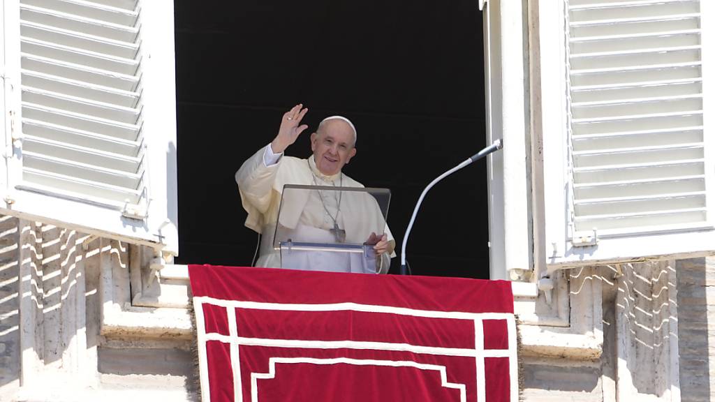 Papst Franziskus winkt vom Fenster seines Arbeitszimmers mit Blick auf den Petersplatz im Vatikan. Foto: Gregorio Borgia/AP/dpa