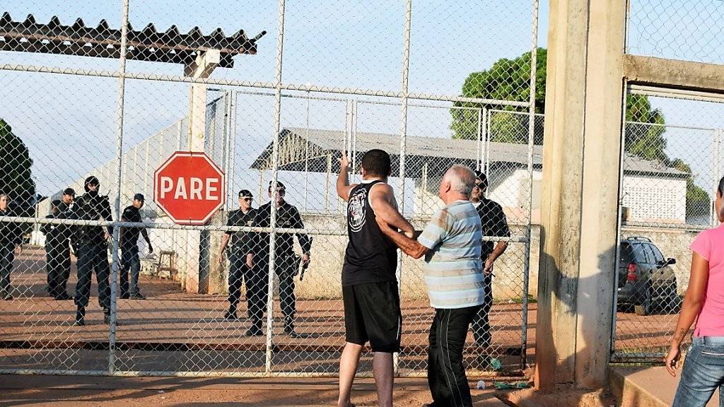 Angehörige von Häftlingen warten beim brasilianischen Gefängnis, indem es jüngst zu schweren Unruhen kam - einen Tag später brachen aus einer anderen Haftanstalt im Land zahlreiche Insassen aus.