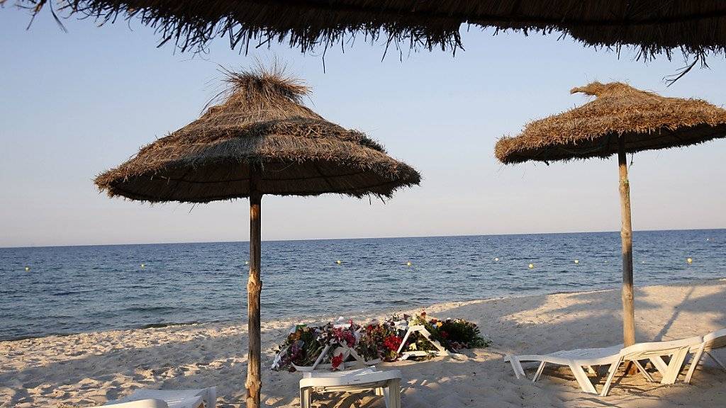Blumen am Strand Tunesiens nach dem Terroranschlag in Sousse vom vergangenen Juni. Der Terror hält die Touristen nachhaltig fern. Darunter leidet die Branche.