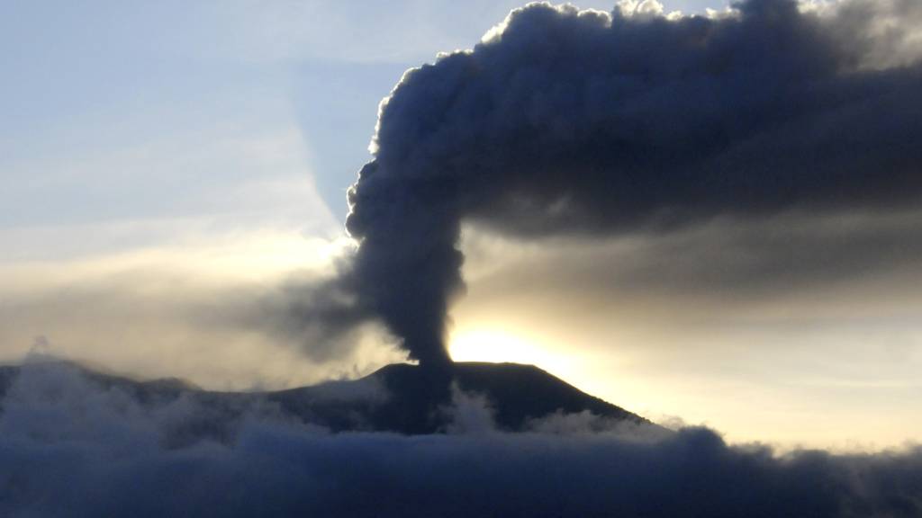 Der Vulkan Marapi spuckt Asche aus seinem Krater. Foto: Ardhy Fernando/AP