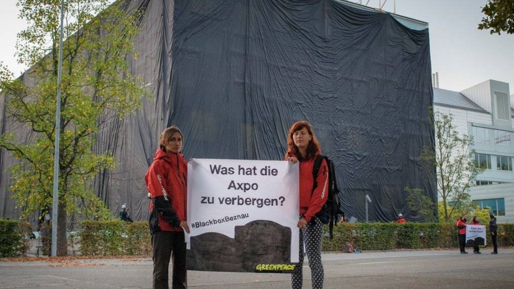 Rund 30 Aktivistinnen und Aktivisten von Greenpeace haben ein Glasgebäude des Axpo-Hauptsitzes in Baden AG mit schwarzem Stoff verhüllt. Mit der Protest-Aktion wollen sie die Kommunikation der Axpo über den Zustand des AKW Beznau kritisieren.