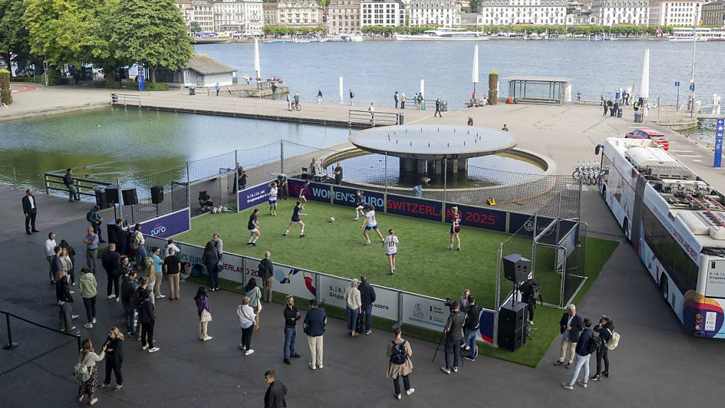 Die Stadt und der Kanton Luzern läuteten am Donnerstag auf dem Europaplatz den Countdown zu den Frauenfussball Europameisterschaften im Juli 2025 ein. Das mobile Fussballfeld wird bis dahin in diversen Luzerner Gemeinden unterwegs sein.