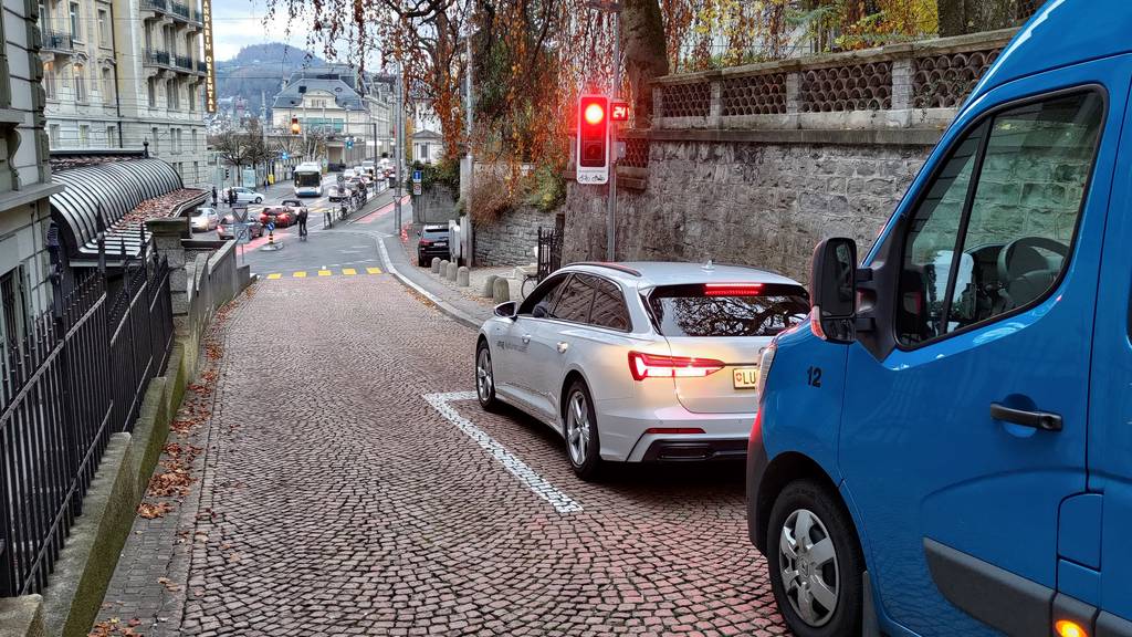 Die Dosierampel an der Gesegnetmattstrasse in Luzern. (28. November 2022) / Lichtsignal Verkehr Stadt LU Dosierungsampel Verkehrssteuerung